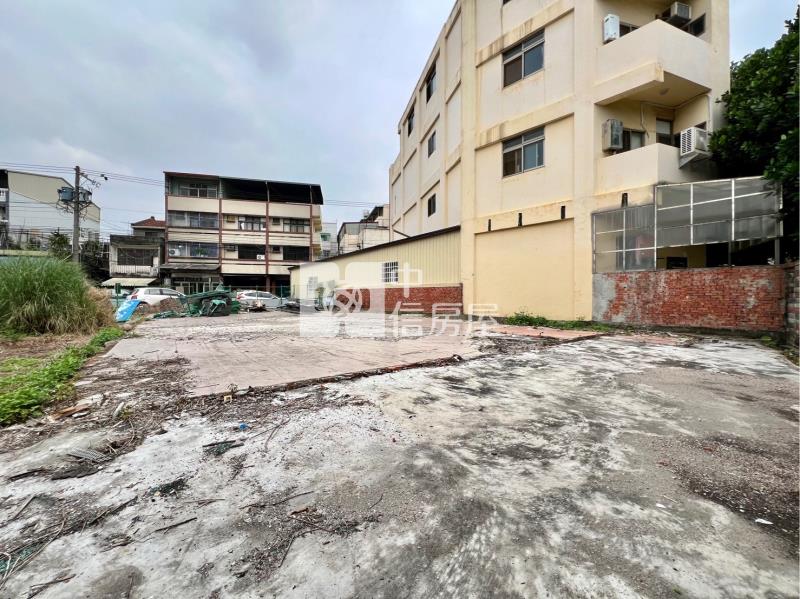 樹德商圈旁⼤⾯寬建地房屋室內格局與周邊環境