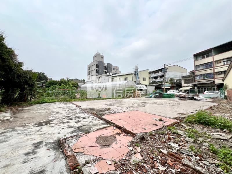 樹德商圈旁⼤⾯寬建地房屋室內格局與周邊環境