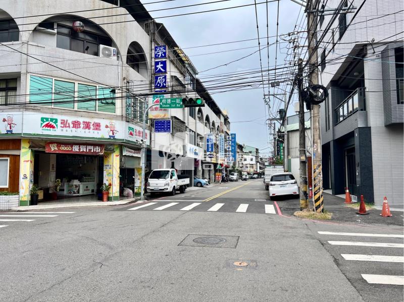 樹德商圈旁⼤⾯寬建地房屋室內格局與周邊環境