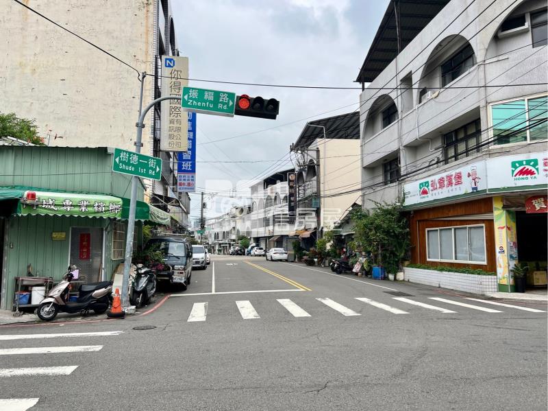 樹德商圈旁⼤⾯寬建地房屋室內格局與周邊環境
