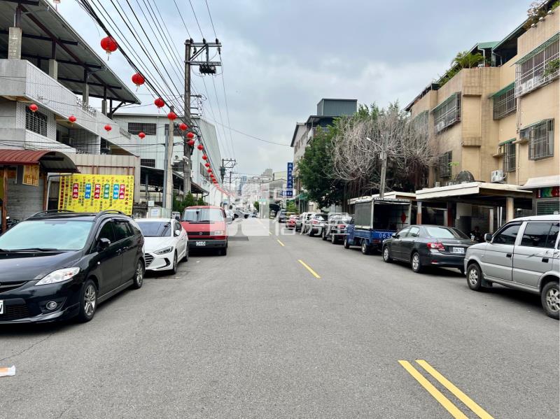 樹德商圈旁⼤⾯寬建地房屋室內格局與周邊環境