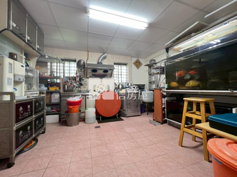 C1-11中華路好地段優透天房屋室內格局與周邊環境