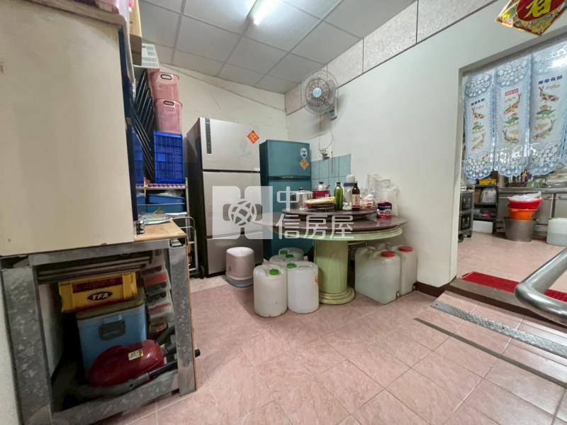 C1-11中華路好地段優透天房屋室內格局與周邊環境