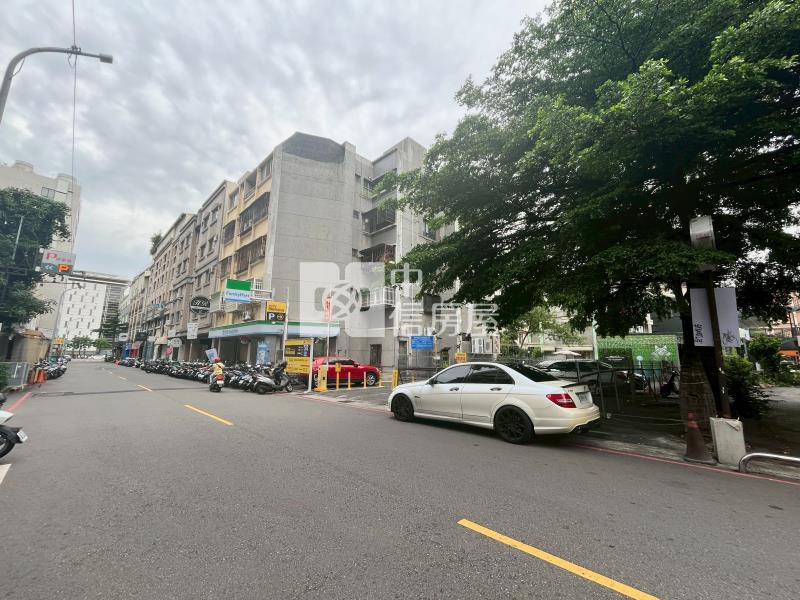 一中商圈錦新街邊間收租大店面房屋室內格局與周邊環境