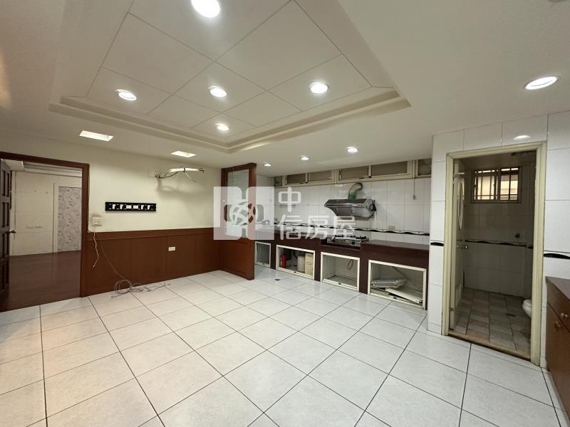 體育園區大面寬店住房屋室內格局與周邊環境