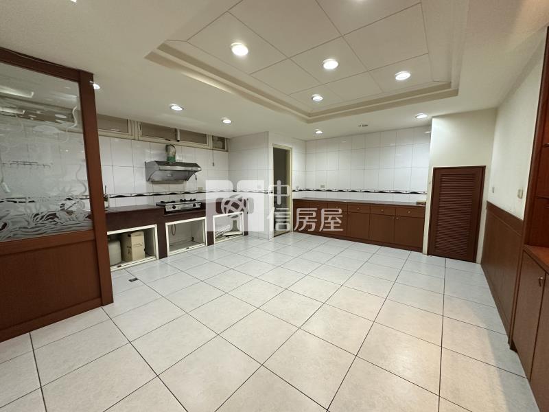 體育園區大面寬店住房屋室內格局與周邊環境