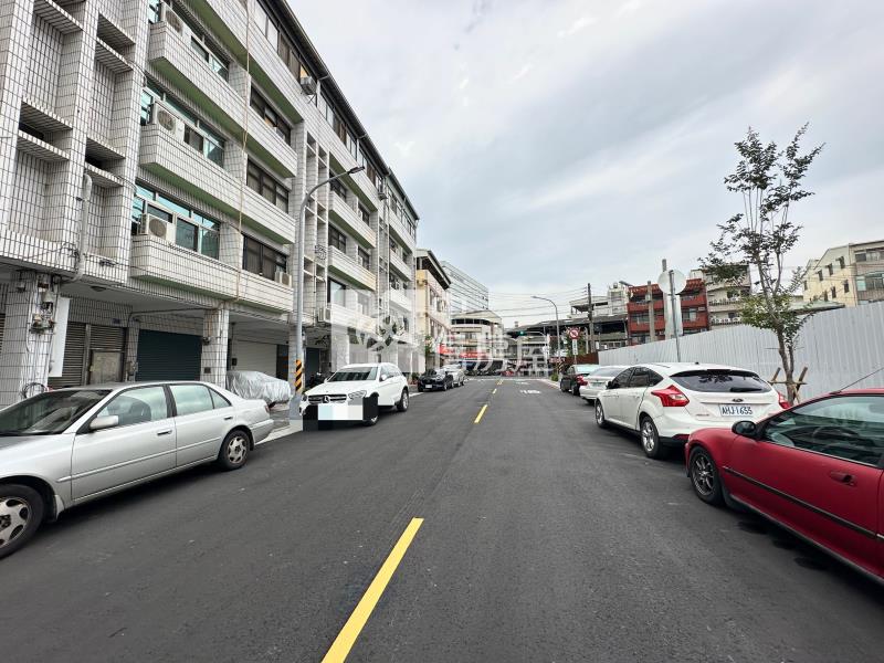 大慶車站臨15米路大面寬透店房屋室內格局與周邊環境