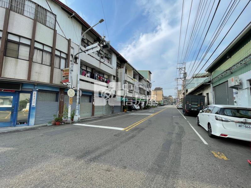 潭子雅豐街12米路透店房屋室內格局與周邊環境