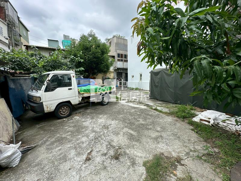 近高鐵黎明商圈三面臨路方正建地房屋室內格局與周邊環境