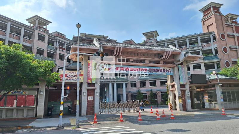 東區市醫大地坪透天房屋室內格局與周邊環境