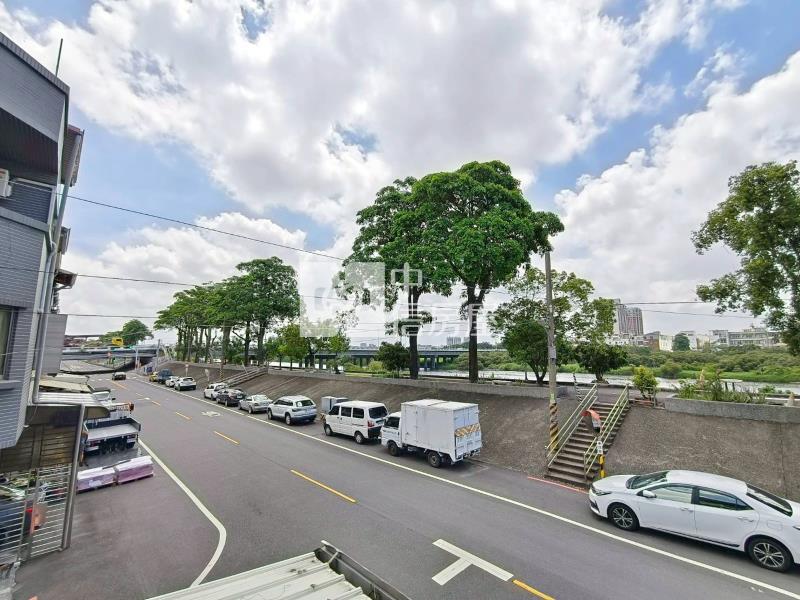 九份子旁河堤景觀邊間店住房屋室內格局與周邊環境