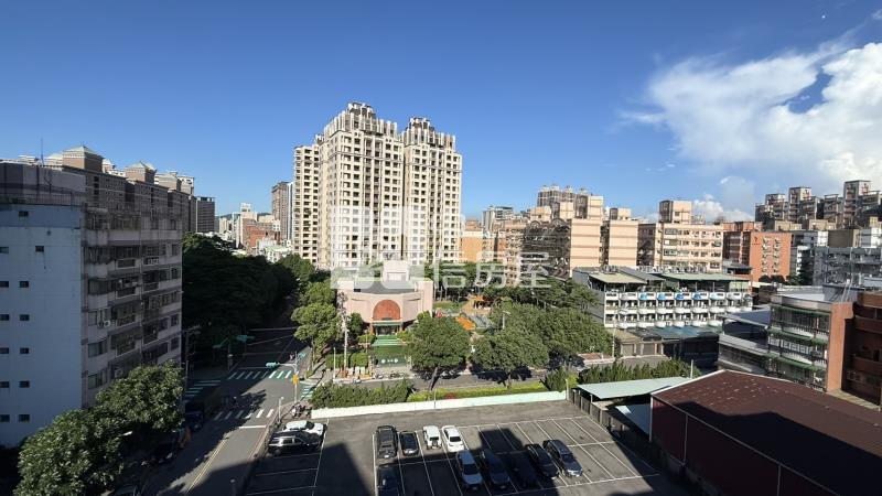 藝文特區高樓景觀戶華廈四房+輪抽車位房屋室內格局與周邊環境