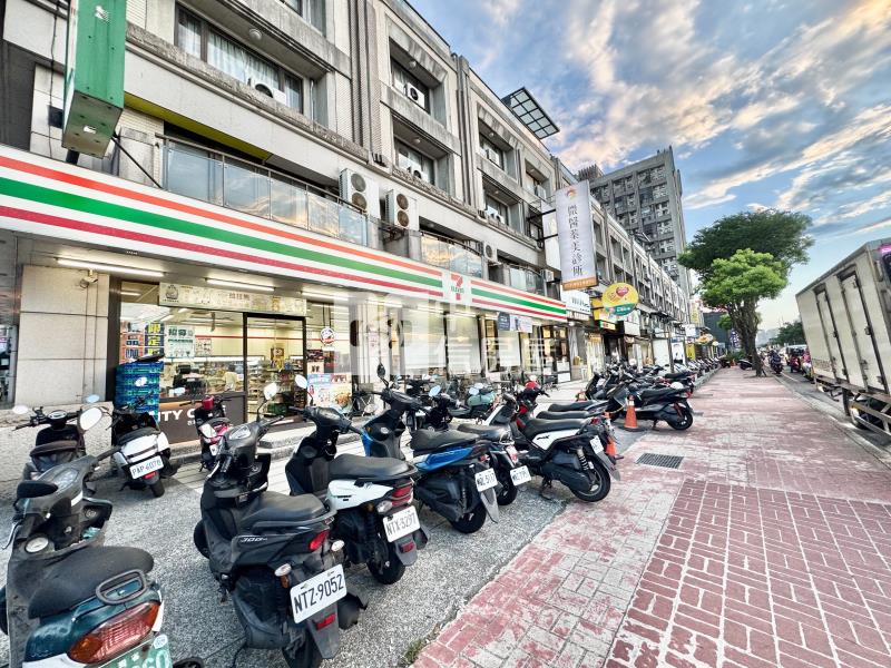 湯城世紀~全新整理.美二房車房屋室內格局與周邊環境