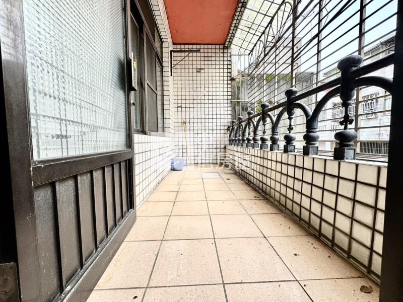 忠福稀有前院停車挑高美別墅房屋室內格局與周邊環境