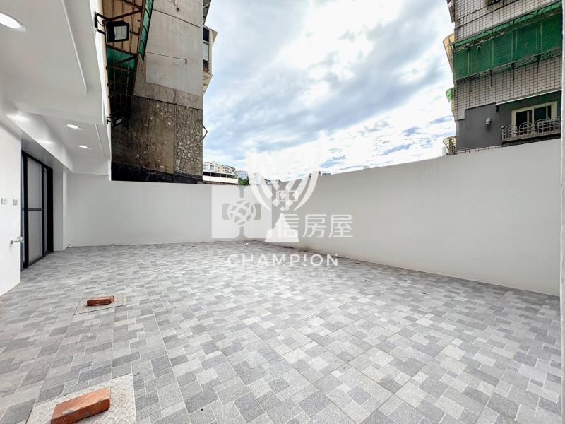 【冠軍】女中旁低樓層露台戶房屋室內格局與周邊環境