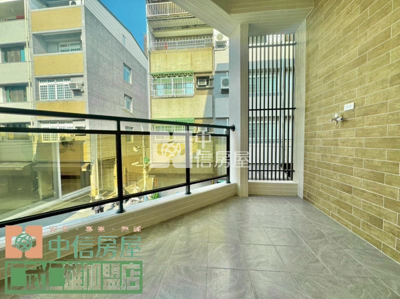 鳳山車站邊間翻新透天房屋室內格局與周邊環境