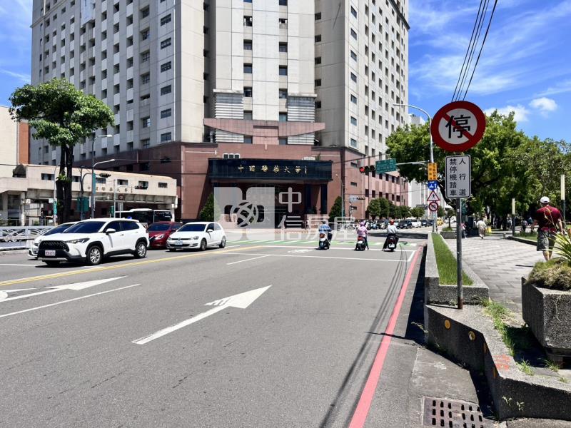 中國醫麥當勞旁黃金透店房屋室內格局與周邊環境