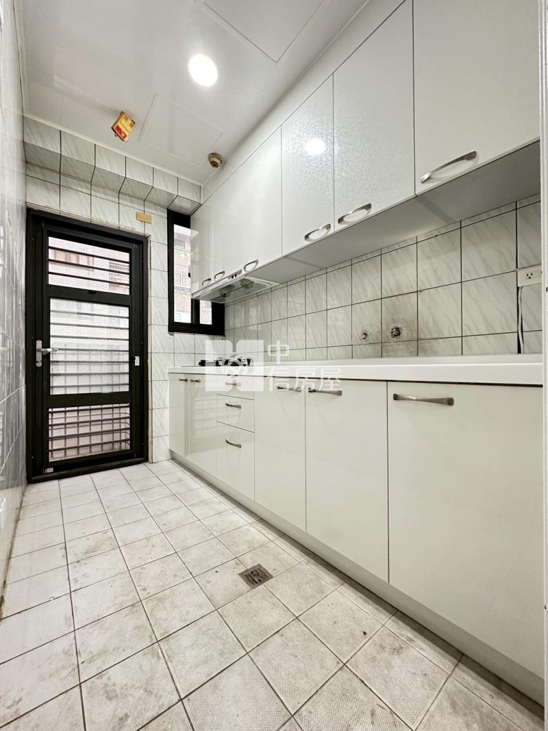 中山醫旁全新整理三房邊間柱邊超大平車房屋室內格局與周邊環境