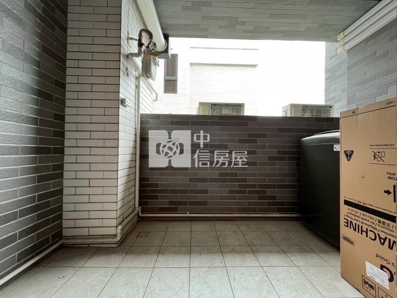 機捷朝南次頂樓三房平車裝潢戶|松築瓚房屋室內格局與周邊環境