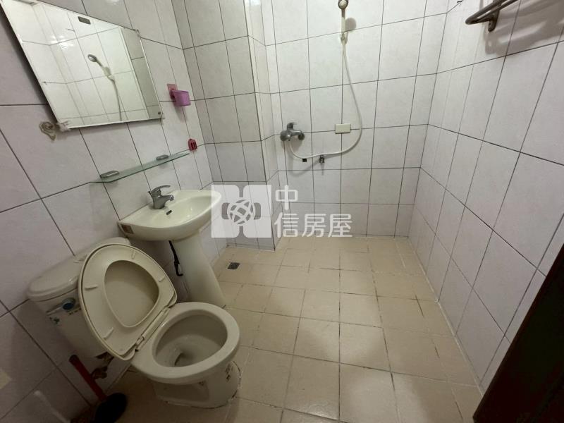 大里稅捐處正20米中興路電梯透店+8套房屋室內格局與周邊環境