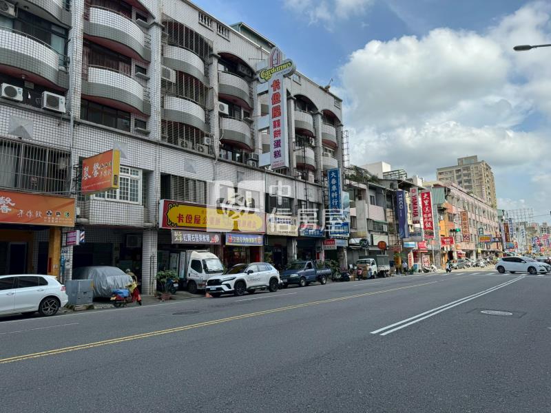 大里稅捐處正20米中興路電梯透店+8套房屋室內格局與周邊環境