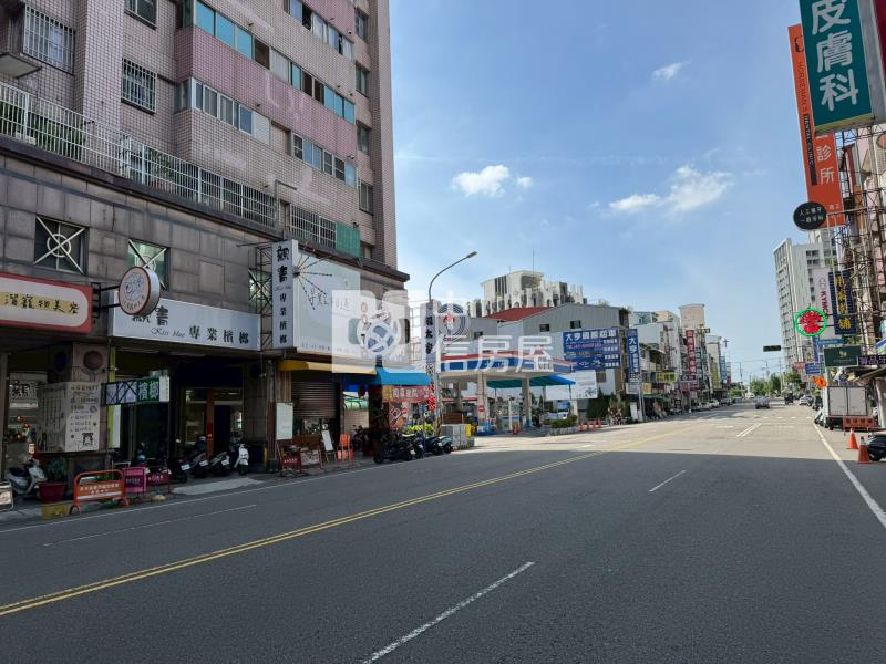大里稅捐處正20米中興路電梯透店+8套房屋室內格局與周邊環境