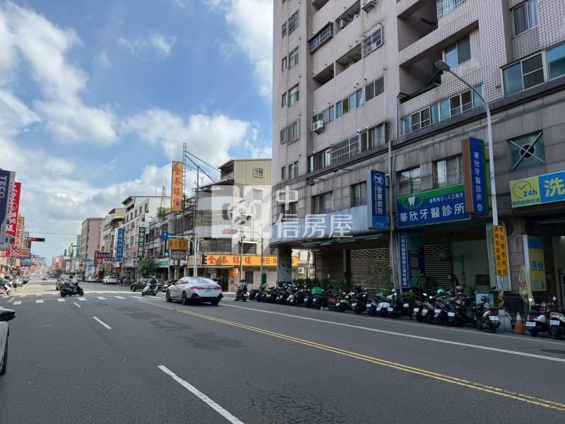 大里稅捐處正20米中興路電梯透店+8套房屋室內格局與周邊環境
