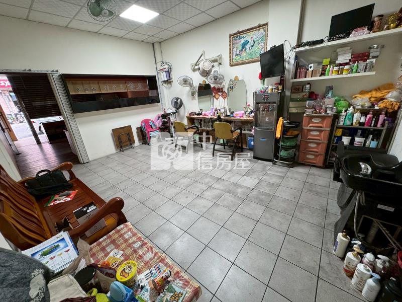 大里稅捐處正20米中興路電梯透店+8套房屋室內格局與周邊環境