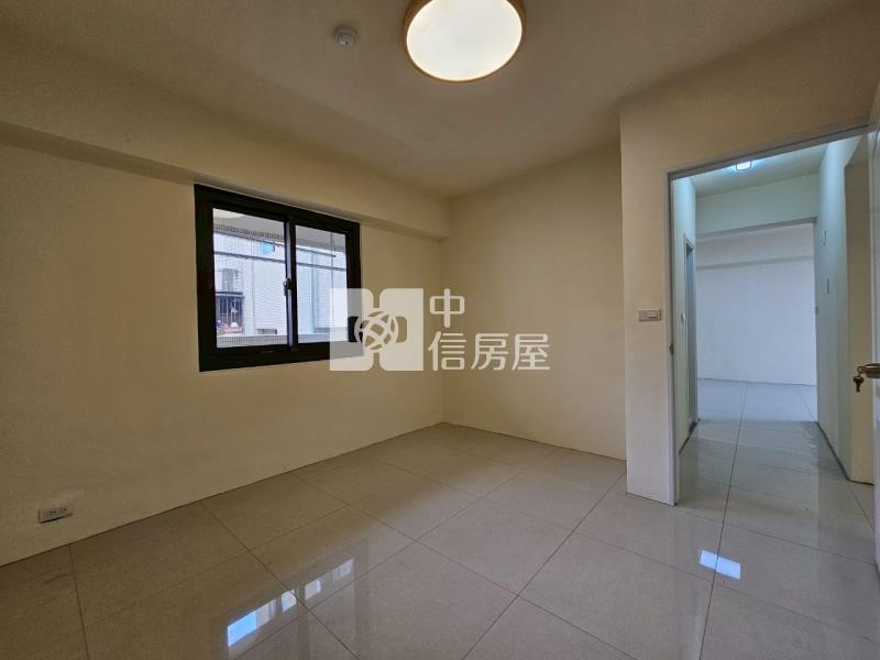 秀泰影城全新整理採光三房房屋室內格局與周邊環境