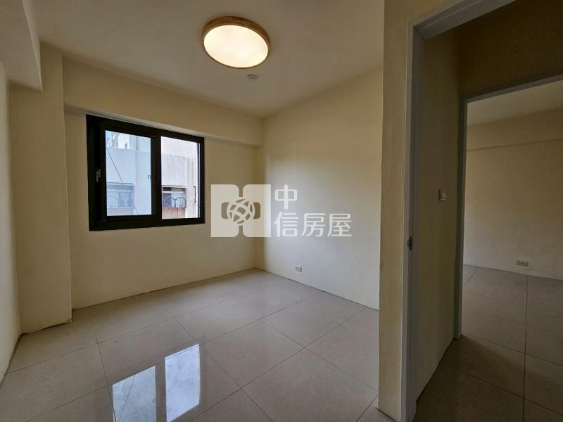 秀泰影城全新整理採光三房房屋室內格局與周邊環境