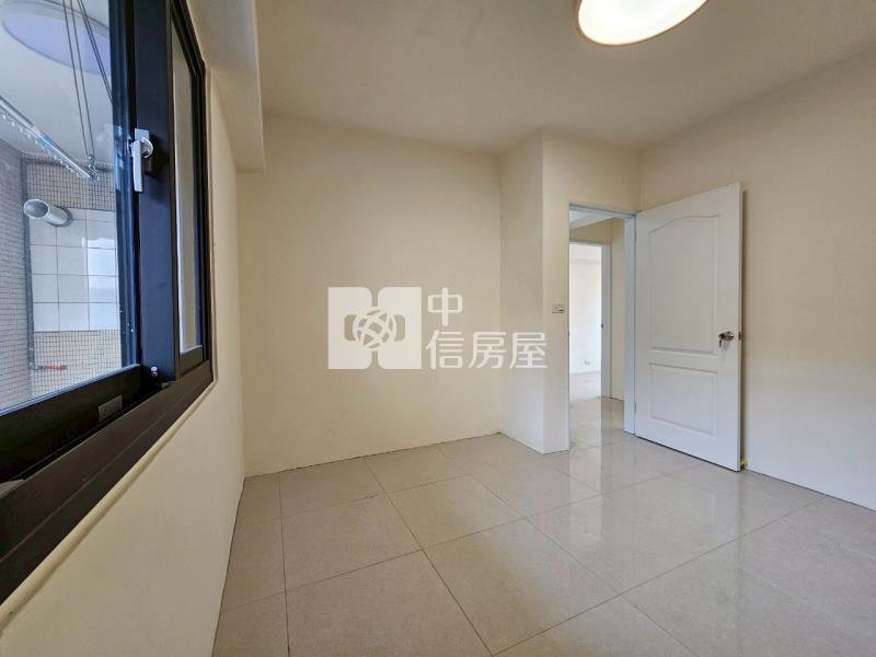 秀泰影城全新整理採光三房房屋室內格局與周邊環境
