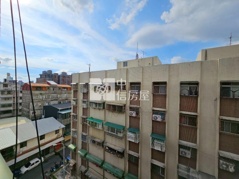 秀泰影城全新整理採光三房房屋室內格局與周邊環境