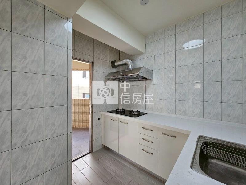秀泰影城全新整理採光三房房屋室內格局與周邊環境