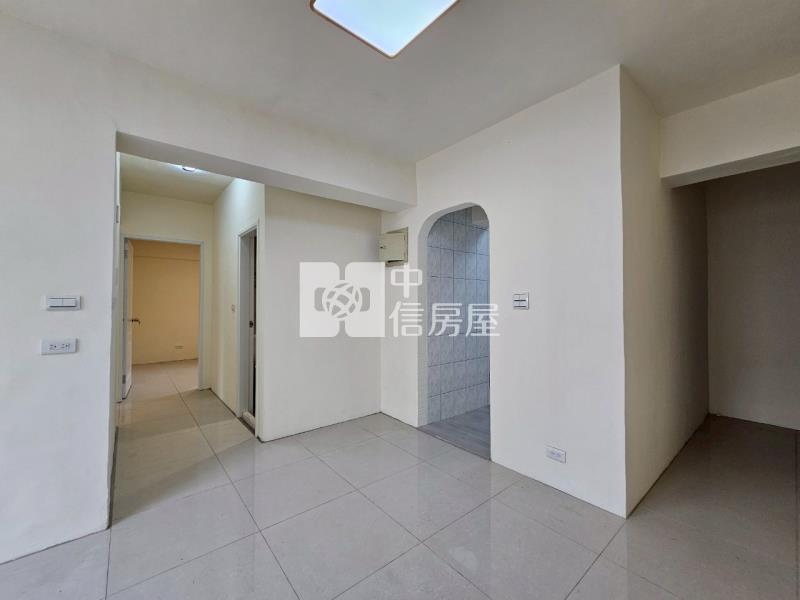 秀泰影城全新整理採光三房房屋室內格局與周邊環境