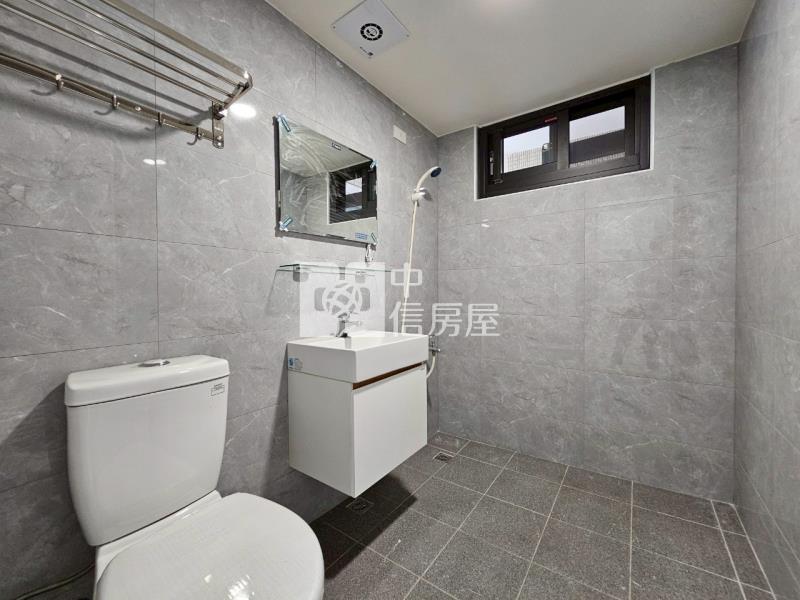 秀泰影城全新整理採光三房房屋室內格局與周邊環境