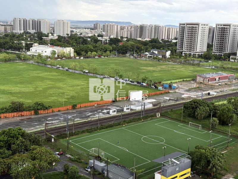 東區大露台3+1車位萬坪綠景房屋室內格局與周邊環境
