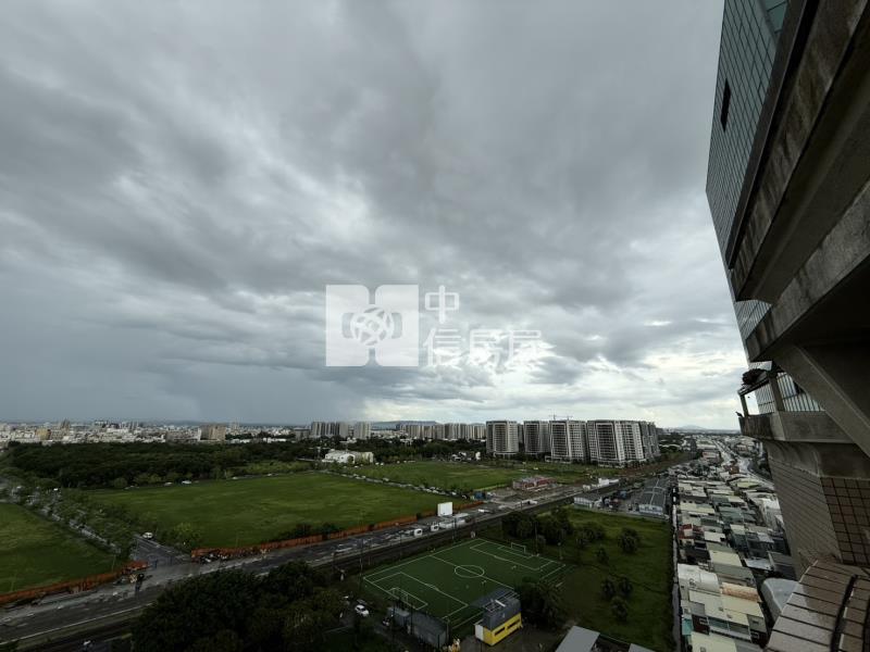 東區大露台3+1車位萬坪綠景房屋室內格局與周邊環境