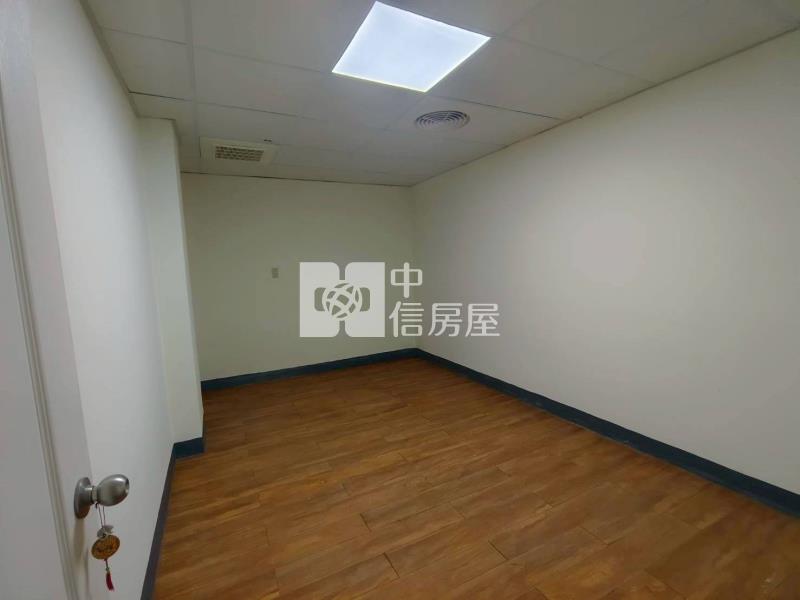 ▲近廟口南榮路頂加大空間房屋室內格局與周邊環境