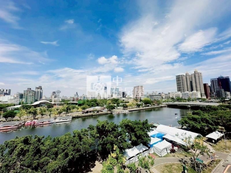 高雄愛河首排工業風整新套房房屋室內格局與周邊環境
