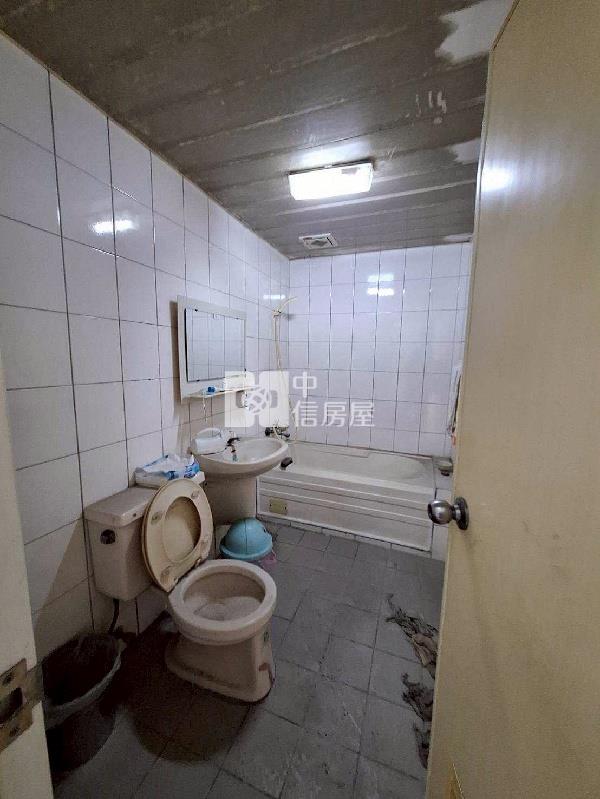 和生市地重劃區旁車庫透天房屋室內格局與周邊環境