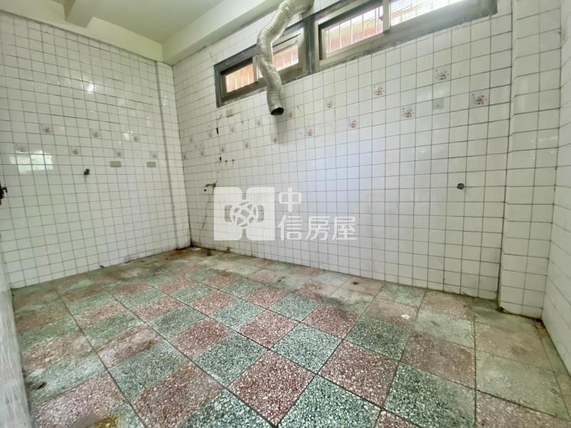 近大里圖書館三面採光低價透天房屋室內格局與周邊環境