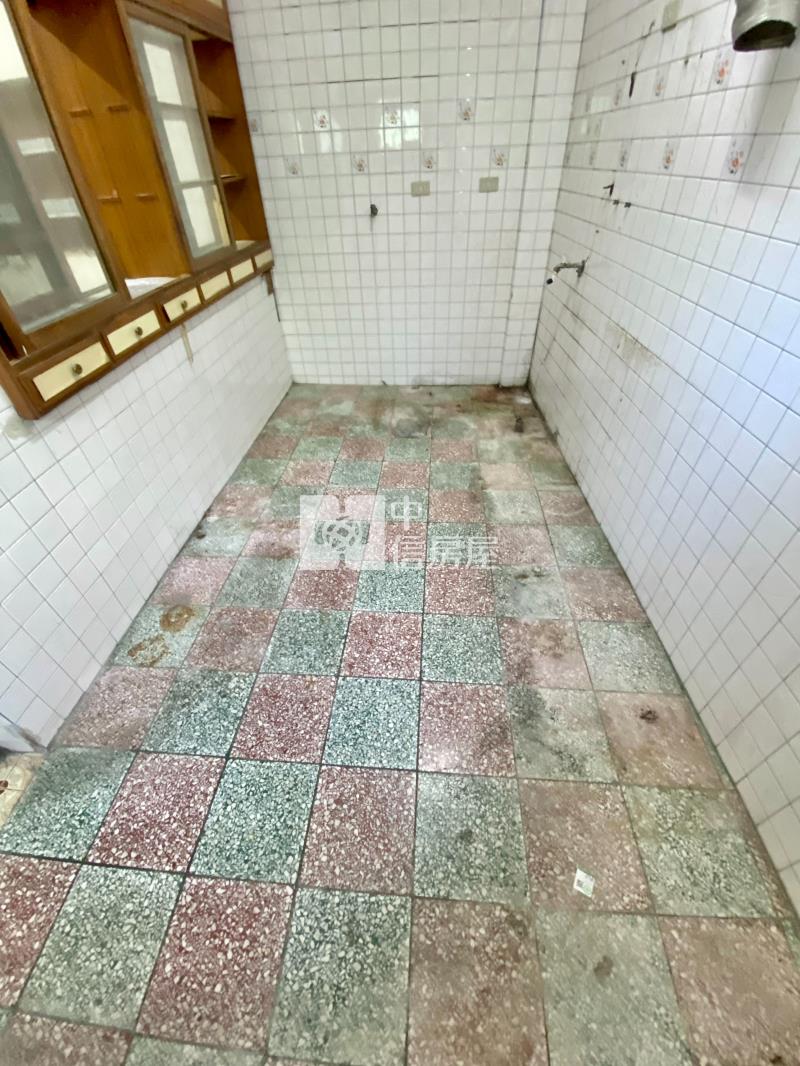 近大里圖書館三面採光低價透天房屋室內格局與周邊環境