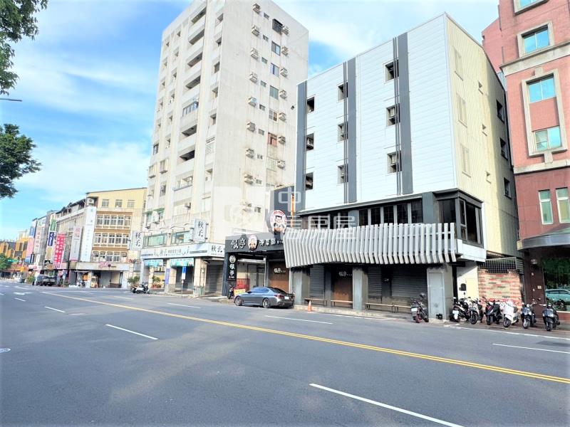 一中金雞母-雙併大面寬店面-電梯30間陽台套房-年淨收650萬-投報超漂亮房屋室內格局與周邊環境