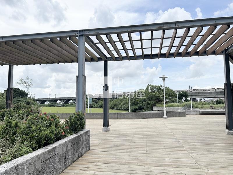 善化台鐵下全新包租公電梯雙車墅房屋室內格局與周邊環境