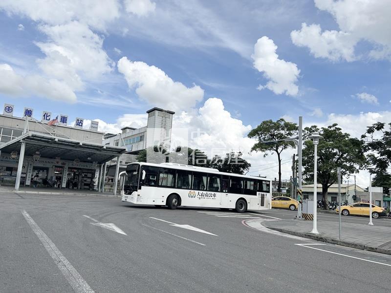 善化台鐵下全新包租公電梯雙車墅房屋室內格局與周邊環境