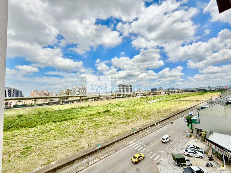 立新商圈河畔旁9年屋四房平車房屋室內格局與周邊環境