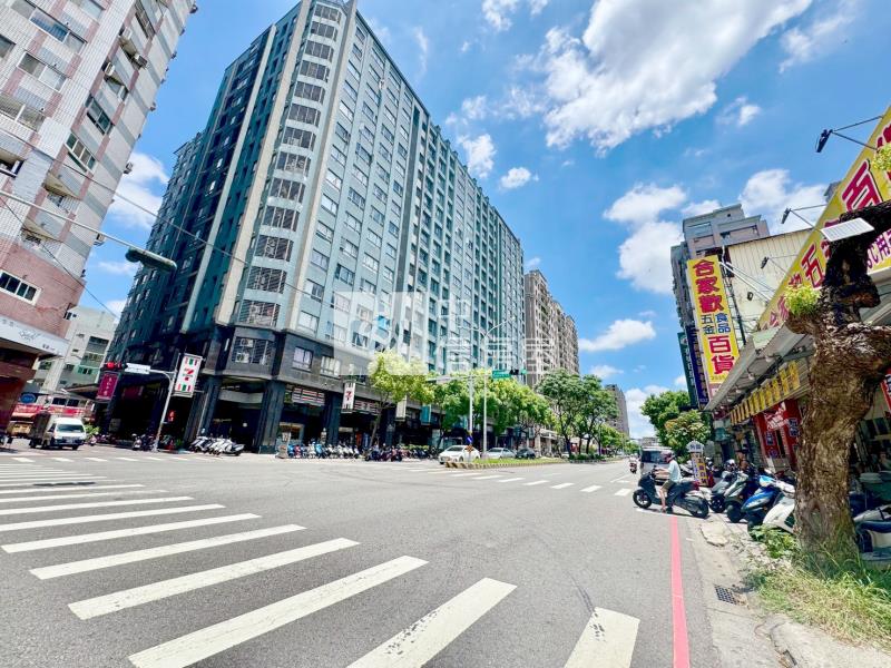 潭子榮興商圈店面大面寬可雙車房屋室內格局與周邊環境