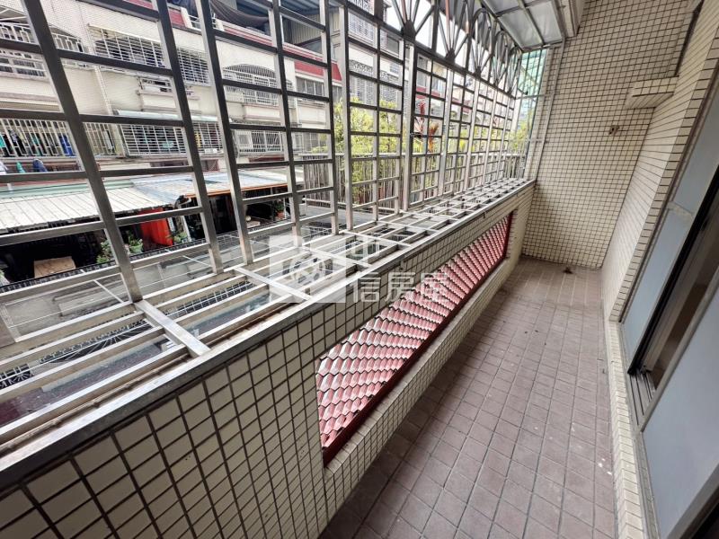 大里塗城商圈車庫別墅房屋室內格局與周邊環境