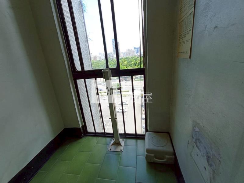 高雄新崛江住商合併套房-專約房屋室內格局與周邊環境