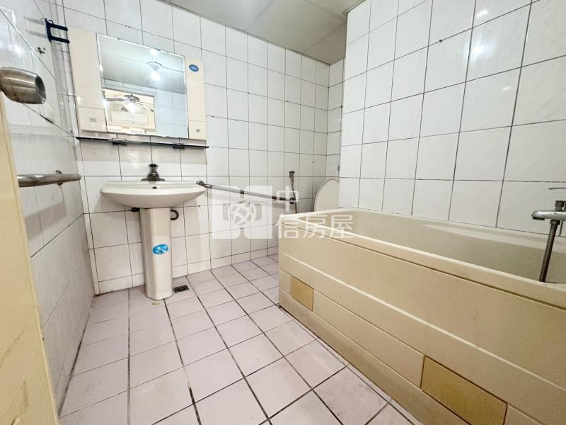 中台灣唯一三鐵共構室內41坪大5房車位美屋房屋室內格局與周邊環境